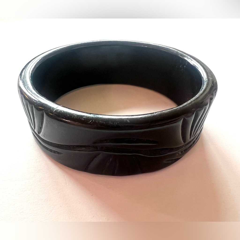 Vintage America Black Carved Lucite Bracelet One Size 1960s 15$